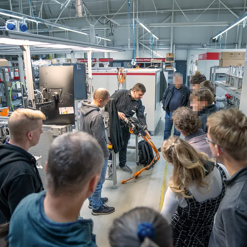 Präsentation eines Musterteils im Rahmen der Werksführung